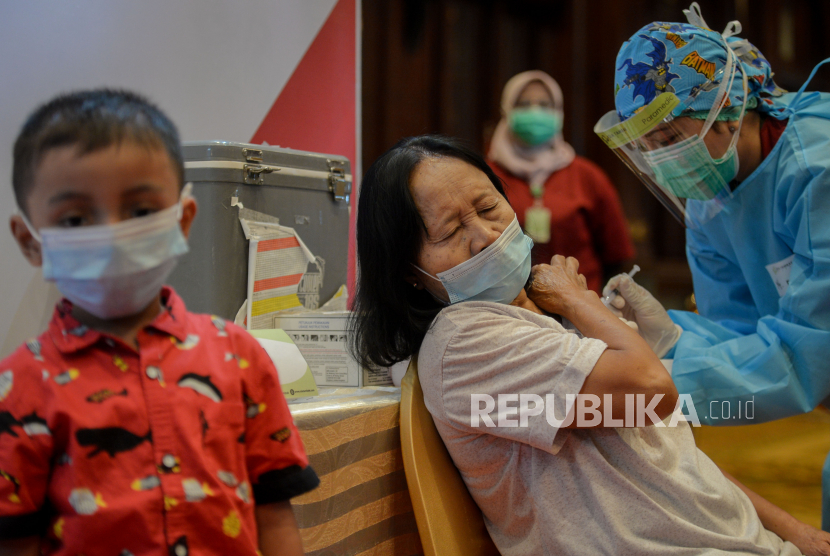Pekerja Industri Keuangan Non Bank (IKNB) OJK mengikuti vaksinasi Covid-19 di Gedung Bidakara, Jakarta, Selasa (27/4). Pemerintah diminta untuk tidak mengandalkan program vaksinasi sebagai satu-satunya jalan dalam proses pemulihan ekonomi nasional akibat pandemi virus corona. 
