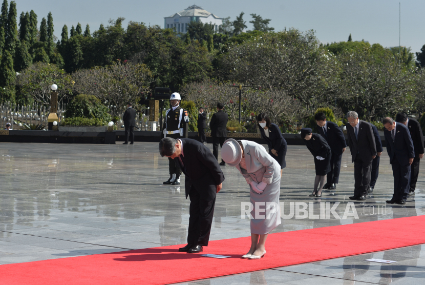 Kaisar Naruhito dan Permaisuri Masako mengunjungi TMP Kalibata, Jakarta, Selasa (20/6/2023). Kunjungan Kaisar Naruhito dan Permaisuri Masako ini untuk menghormati pejuang kemerdekaan Indonesia. 