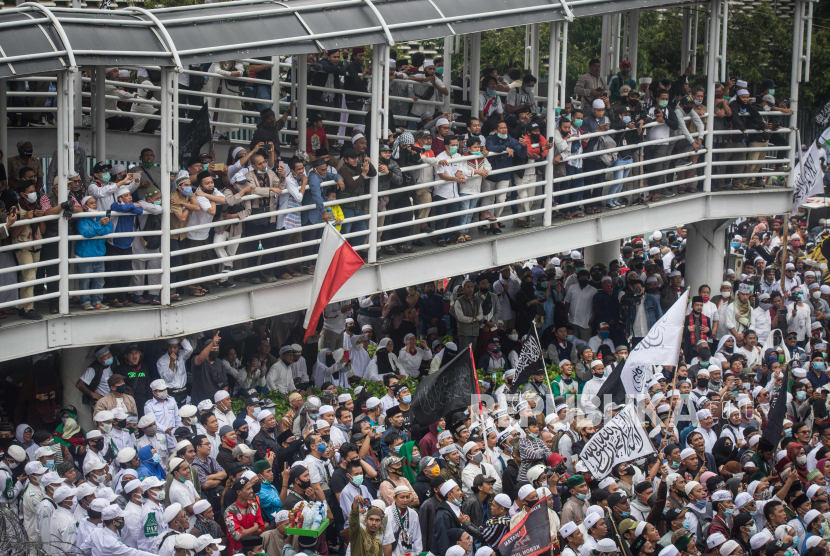 Massa dari berbagai ormas berunjuk rasa menentang sikap Presiden Prancis Emmanuel Macron terkait gambar Nabi Muhammad SAW di kawasan Kedubes Prancis, Jakarta, Senin (2/11/2020. 