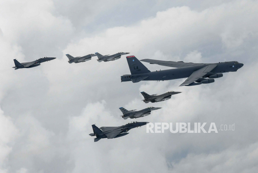 Sebuah pesawat tempur Cina mencegat sebuah bomber B-52 milik Angkatan Udara Amerika Serikat di atas Laut Cina Selatan