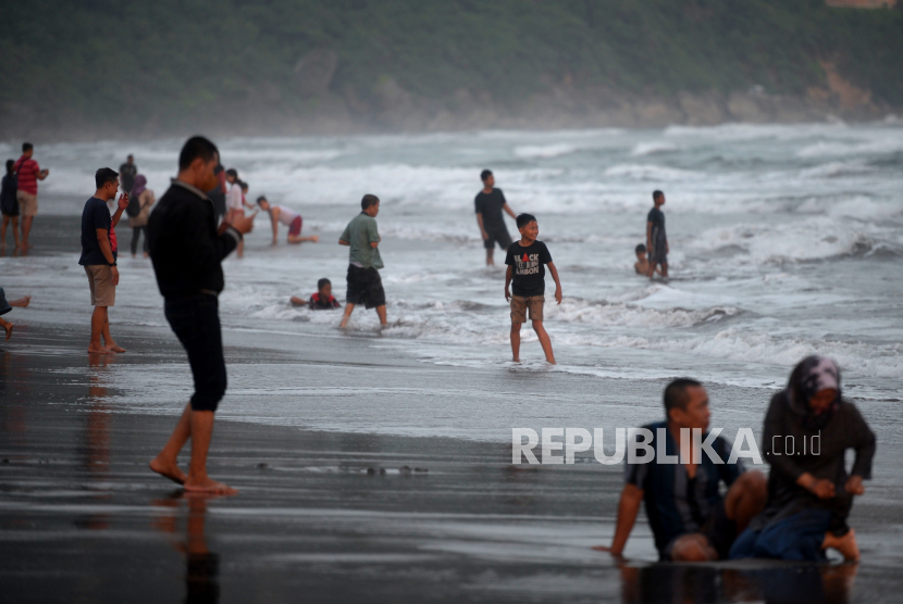 Wisatawan memadati kawasan wisata Pantai Parangtritis, Bantul, Yogyakarta. Wisatawan yang ingin ke Pantai Parangtritis diimbau menggunakan jalur alternatif.