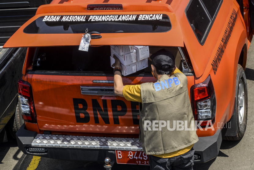 Sejumlah relawan BNPB menaruh masker ke mobil untuk dibagikan, (ilustrasi). 