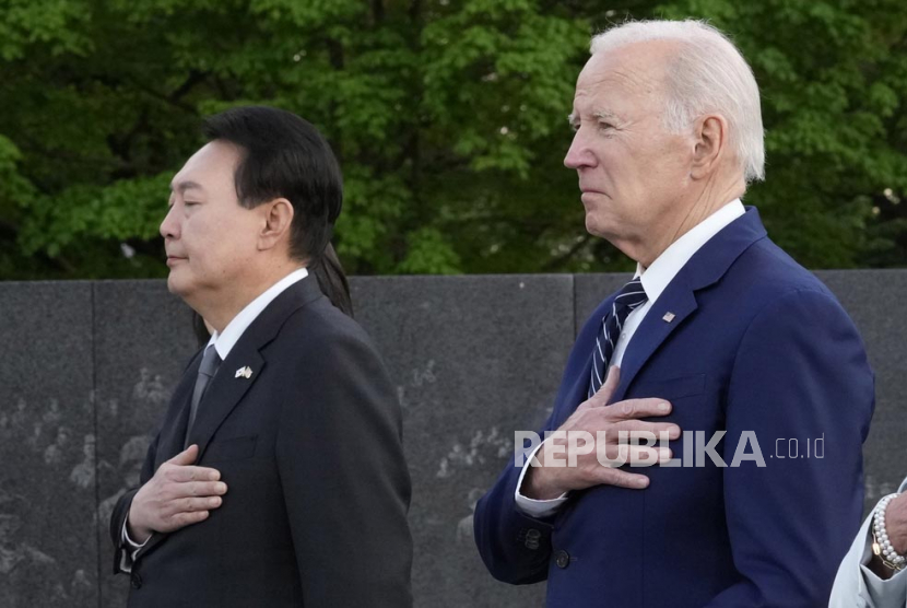  Presiden Joe Biden dan Presiden Korea Selatan Yoon Suk Yeol. Korea Selatan dan Amerika Serikat pada Senin (15/5/2023) memulai identifikasi reguler gabungan terhadap kemungkinan jasad tentara AS yang tewas selama Perang Korea (1950-1953)