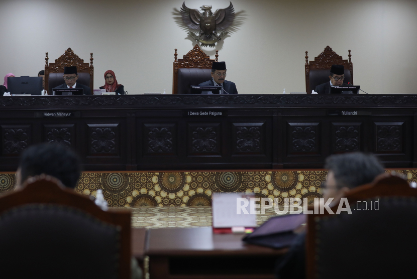 Ketua Majelis Kehormatan Mahkamah Konstitusi (MKMK) I Dewa Gede Palguna (tengah) didampingi dua anggota MKMK Ridwan Mansyur (kiri) dan Yuliandri (kanan) memimpin sidang putusan pelanggaran kode etik di Gedung MK, Jakarta, Kamis (28/3/2024). MKMK memberikan hukuman teguran tertulis kepada Hakim Konstitusi Anwar Usman karena terbukti melanggar kode etik terkait jumpa pers dan gugatan PTUN yang diajukan Anwar mengenai pencopotan dirinya dari posisi Ketua MK.