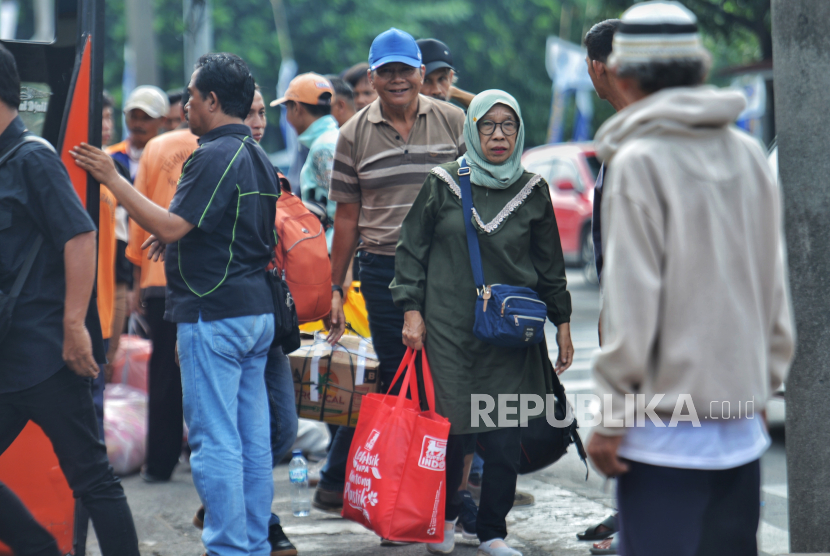 Pemudik tiba di terminal bus (ilustrasi). Pemerintah Kabupaten (Pemkab) Tangerang, Provinsi Banten, mencatat sebanyak 1.274 jiwa penduduk baru datang ke wilayah itu setelah momentum Lebaran 2024.