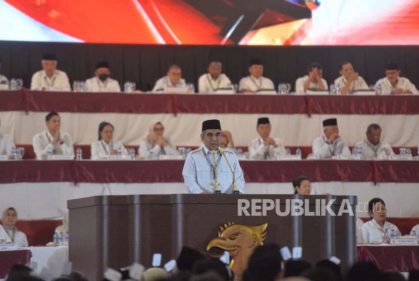 Sekjen Partai Gerindra Ahmad Muzani memberikan sambutan saat acara Konsolidasi Nasional Partai Gerindra di JIExpo Kemayoran, Jakarta Pusat, Jumat (15/12/2024). Konsolidasi Nasional yang bersifat internal dan tertutup tersebut membahas strategi pemenangan Prabowo-Gibran di pilpres serta pemenangan Partai Gerindra di pileg.