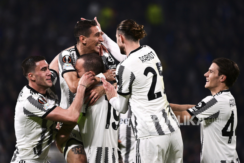  Pemain sayap Juventus Angel Di Maria (kiri atas) melakukan selebrasi bersama rekan satu timnya pada pertandingan sepak bola Liga Europa antara Juventus dan Freiburg di Stadion Juventus, Turin, Italia,Jumat (10/3/2023) dini hari WIB. 