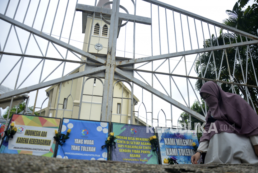 Peserta aksi yang tergabung dalam Forum Rakyat Bersatu meletakkan bunga saat melakukan aksi solidaritas di depan Gereja Katedral, Makassar, Sulawesi Selatan, Ahad (4/4/2021). Aksi yang digelar dari berbagai elemen mahasiswa, tokoh agama, serta masyarakat tersebut sebagai aksi solidaritas kerukunan beragama guna mengajak seluruh masyarakat Indonesia untuk tetap solid dan mendeklarasikan diri untuk melawan aksi terorisme. 