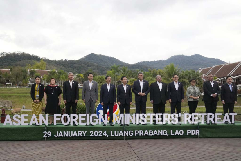 Para perwakilan berpose untuk foto bersama dalam pertemuan retret para Menteri Luar Negeri Perhimpunan Bangsa-Bangsa Asia Tenggara (ASEAN) di Luang Prabang, Laos, Senin, (29/1/2024).
