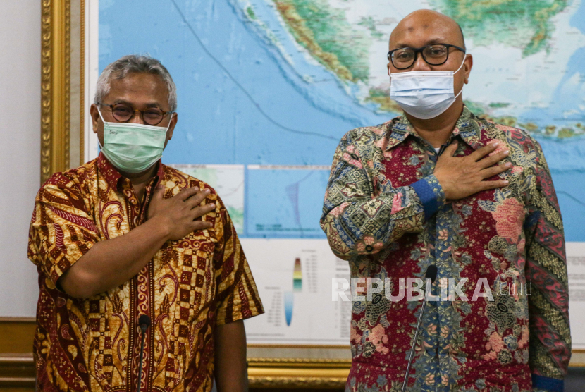 Mantan Ketua KPU Arief Budiman (kiri) bersama Plt Ketua KPU Ilham Saputra (kanan) berpose usai memberikan keterangan pers terkait tindak lanjut putusan DKPP dalam perkara pemberhentian ketua KPU di Jakarta, Jumat (15/1/2021). Rapat pleno KPU RI memutuskan untuk menunjuk Ilham Saputra menjadi Plt Ketua KPU menggantikan Arief Budiman yang diberhentikan oleh DKPP. 