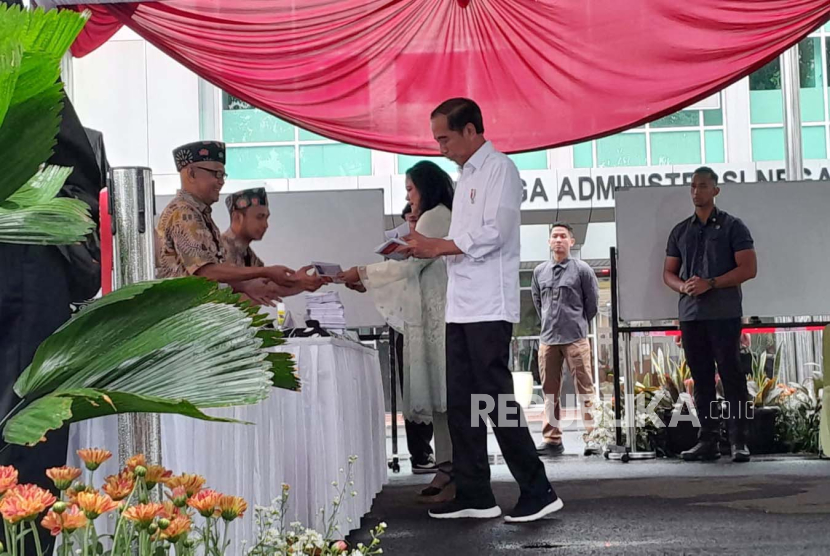 Presiden Jokowi dan Iriana Jokowi saat tiba di TPS 10 Gambir untuk mencoblos di Pemilu 2024, Rabu (14/2/2024).