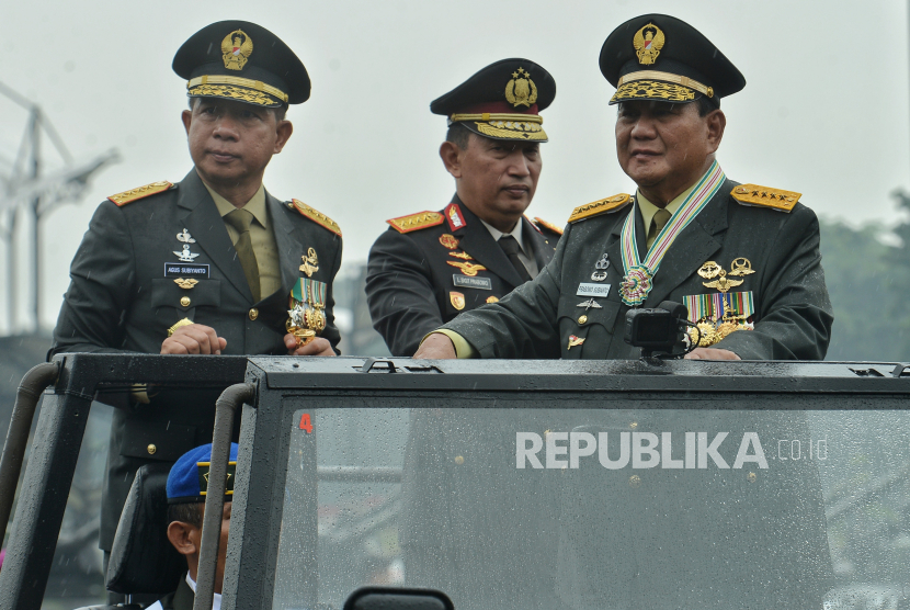 Menteri Pertahanan Prabowo Subianto didampingi Panglima Jenderal Agus Subiyanto dan Kapolri Jenderal Listyo Sigit Prabowo di Markas Besar TNI, Cilangkap, Jakarta Timur, Rabu (28/2/2024). 