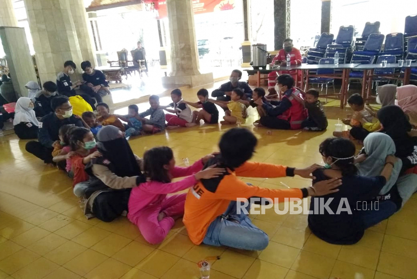 Anak-anak terdampak kebakaran kilang Pertamina Balongan mengikuti kegiatan trauma healing di Pendopo Kabupaten Indramayu, Senin (29/3/2021). 