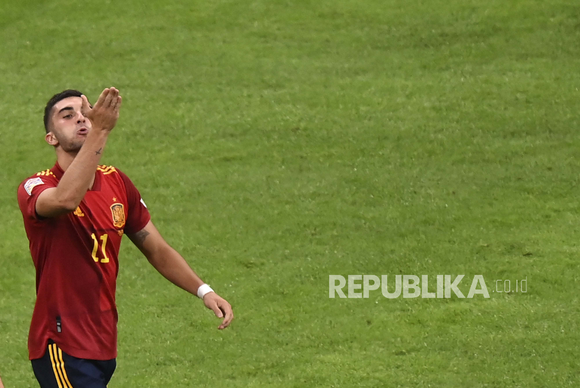 Pemain Spanyol Ferran Torres merayakan setelah mencetak gol kedua timnya selama pertandingan sepak bola semifinal UEFA Nations League antara Italia dan Spanyol di stadion San Siro, di Milan, Italia, Rabu, 6 Oktober 2021.