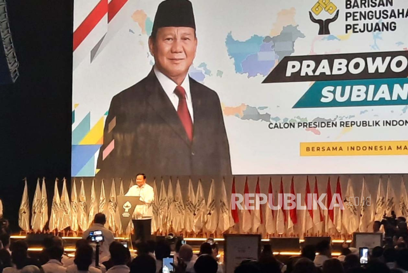 Calon presiden dari Koalisi Indonesia Maju (KIM) Prabowo Subianto berpidato usai menerima dukungan dari Barisan Pengusaha Pejuang di Djakarta Theater, Jakarta Pusat, Rabu (8/11/2023). 