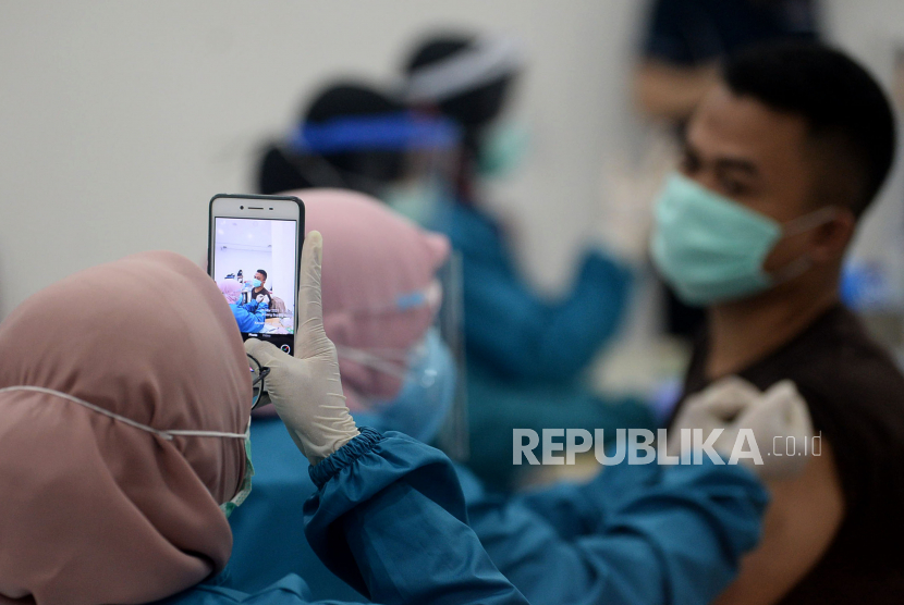 Vaksinator menyuntikan vaksin Covid-19 kepada para karyawan retail saat vaksinasi massal di Mall BTM, Bogor, Jawa Barat, Rabu (24/3).