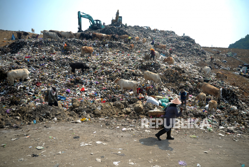 Pemulung mencari sampah daur ulang pada tumpukan sampah pembuangan terakhir di Tempat Pembuangan Akhir (TPA) Piyungan, Bantul, Yogyakarta, Senin (24/7/2023). 