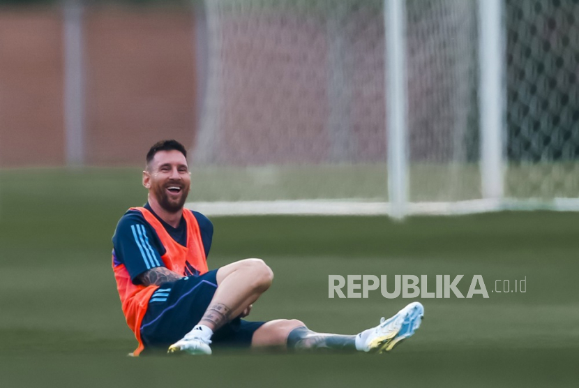 Lionel Messi berlatih bersama rekan satu timnya dari tim sepak bola Argentina di Buenos Aires, Argentina Rabu (11/10/2023)WIB.