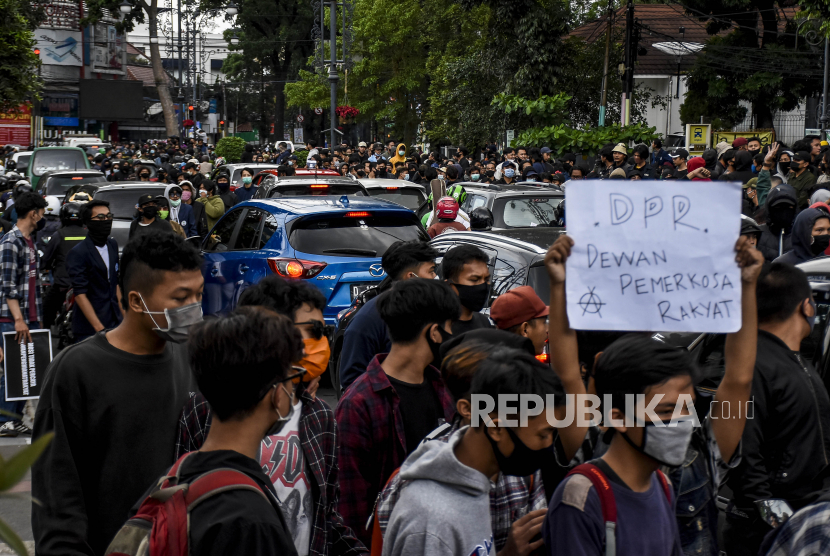 Sejumlah aktivis dan mahasiswa dari berbagai universitas memblokade jalan saat berunjuk rasa di Jalan Ir H Djuanda, Kota Bandung, Selasa (6/10). Dalam unjuk rasa tersebut mereka menolak Omnibus Law dan pengesahan UU Cipta Kerja. Foto: Abdan Syakura/Republika