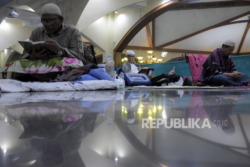 Ilustrasi itikaf di Masjid Pusdai, Kota Bandung. Itikaf sangat dianjurkan pada sepuluh hari terakhir Ramadhan  