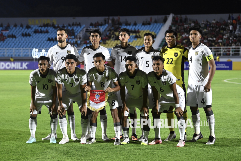 Pesepak bola Timnas U-23 Indonesia berfoto bersama sebelum bertanding melawan Timnas U-23 Laos dalam Kualifikasi Grup J Piala Asia U-23 2026 di Stadion Gelora Delta Sidoarjo, Jawa Timur, Rabu (3/9/2025). 