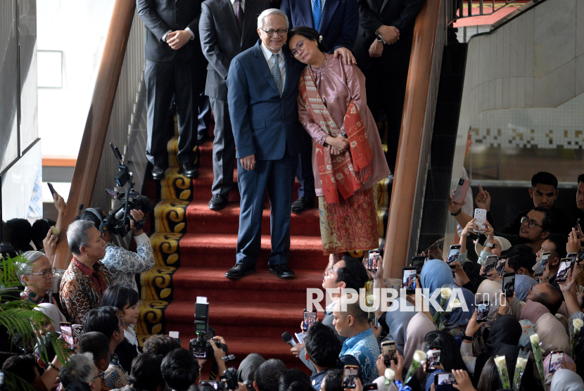 Sri Mulyani dipeluk suaminya seusai acara serah terima jabatan di Kemenkeu, Jakarta, Selasa (9/9/2025). Purbaya Yudhi Sadewa menggantikan Sri Mulyani sebagai Menteri Keuangan usai dilantik oleh Presiden Prabowo Subianto pada Senin (8/9).