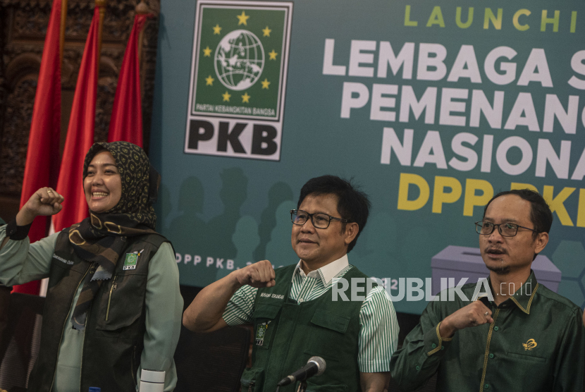 Ketua Umum DPP Partai Kebangkitan Bangsa (PKB) Muhaimin Iskandar (tengah)