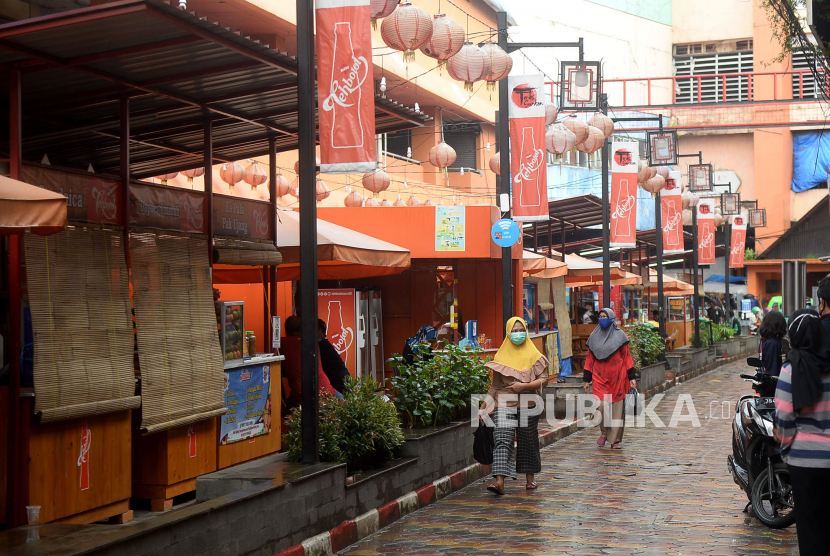 Pejalan kaki melintas di dekat tenant kuliner Teras Surken, Bogor, Jawa Barat.