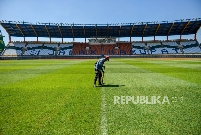 Pekerja melakukan perawatan Stadion Si Jalak Harupat. Pemkab Bandung sebut Stadion Si Jalak Harupat sudah siap 100 persen untuk Piala Dunia U-17.