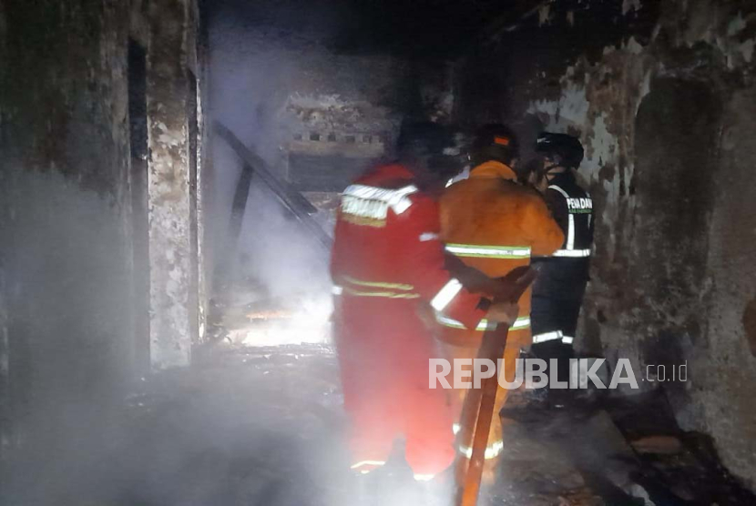 Petugas menangani kebakaran rumah warga di Desa Cipicung, Kecamatan Cipicung, Kabupaten Kuningan, Jawa Barat, Sabtu (23/9/2023).