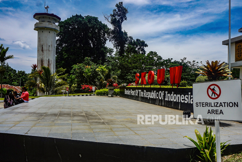Sejumlah warga berfoto saat mengunjungi Pos Lintas Batas Negara (PLBN) Skouw, Muaratami, Kota Jayapura, Papua, Sabtu (18/9/2021). Pos Lintas Batas Negara (PLBN) menjadi embrio pusat pertumbuhan ekonomi kawasan.