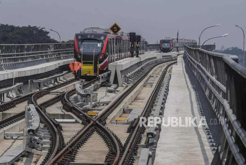 Sejumlah rangkaian LRT diparkirkan di Jakarta. PT Len Industri (Persero) berkomitmen memberikan yang terbaik dalam pemasangan sistem operasi moda transportasi lintas rel terpadu (light rapid transit/LRT) Jabodebek.
