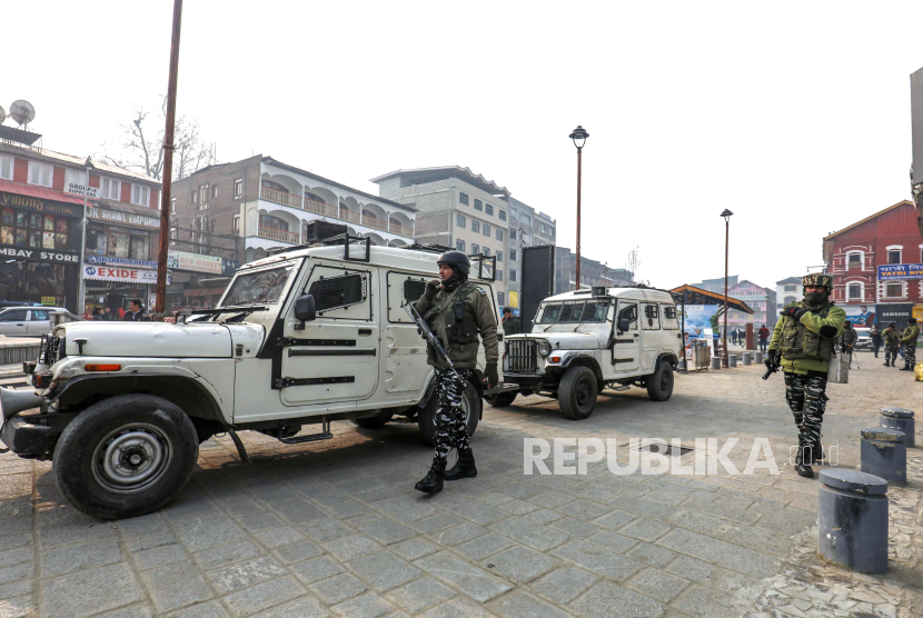 Tentara paramiliter India berpatroli di Srinagar, ibu kota musim panas Kashmir India, 11 Desember 2023.