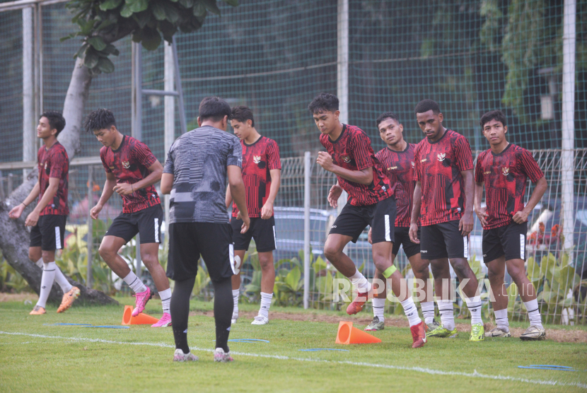 Sejumlah pemain Timnas Indonesia U-20 mengikuti sesi latihan di Lapangan ABC, Kompleks Gelora Bung Karno, Senayan, Jakarta, Jumat (24/5/2024). Timnas U-20 kan berlaga pada Turnamen Toulon