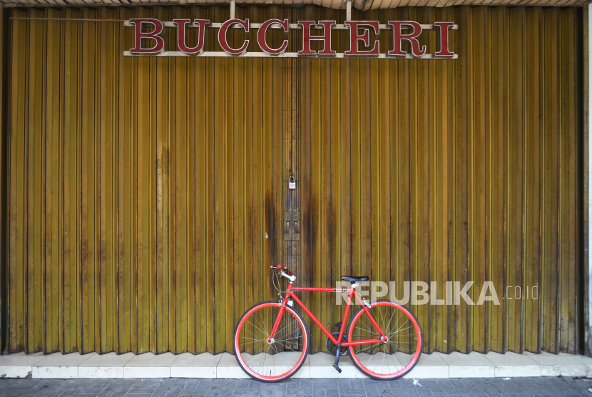 Sebuah sepeda terparkir di depan toko yang tutup di Pasar Baru, Jakarta, Rabu (1/4/2020). Menteri Keuangan Sri Mulyani menyatakan pertumbuhan ekonomi Indonesia tahun 2020 akan turun menjadi 2,3 persen dan dalam skenario terburuk bahkan bisa mencapai -0,4 persen akibat dampak dari pandemi COVID-19.