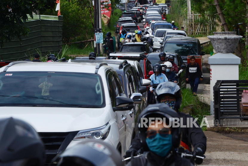 Kendaraan terjebak macet di jalur alternatif menuju Lembang, di Jalan Punclut, Kecamatan Lembang, Kabupaten Bandung Barat, Sabtu (31/10). Selain karena tingginya volume kendaraan, kemacetan disebabkan sempitnya jalan dan adanya sejumlah tanjakan curam.