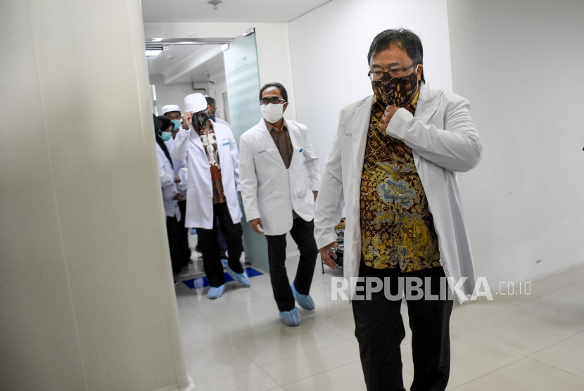 Menteri Riset dan Teknologi Bambang Brodjonegoro mengenakan jas laboratorium saat kunjungan kerja di Gedung Bio Farma, Jalan Pasteur, Kota Bandung. Ilustrasi