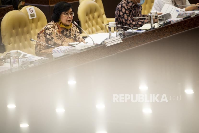 Menteri Lingkungan Hidup dan Kehutanan Siti Nurbaya Bakar mengikuti rapat kerja dengan Komisi IV DPR di Kompleks Parlemen, Senayan, Jakarta, Rabu (8/7/2020). Rapat tersebut membahas progres laporan mengenai pelaksanaan program strategis kementerian terkait dampak pandemi COVID-19 serta isu-isu aktual lainnya. 