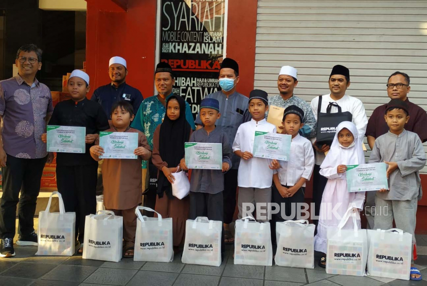 PT Republika Media Mandiri membagikan bingkisan Ramadhan kepada anak yatim di kantor Republika, Pejaten, Jakarta Selatan, Senin (17/4/2023). 