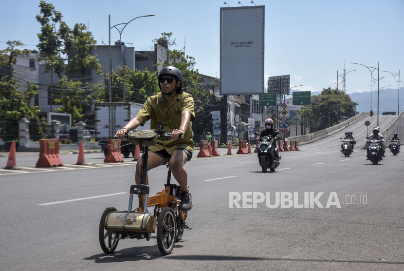 Warga mengendarai sepeda listrik di Jalan Pelajar Pejuang 45, Kota Bandung, Jawa Barat. Polrestabes Bandung melarang penggunaan sepeda listrik di jalan-jalan raya.