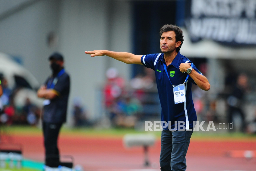 Ekspresi pelatih Persib Bandung Luis Milla.