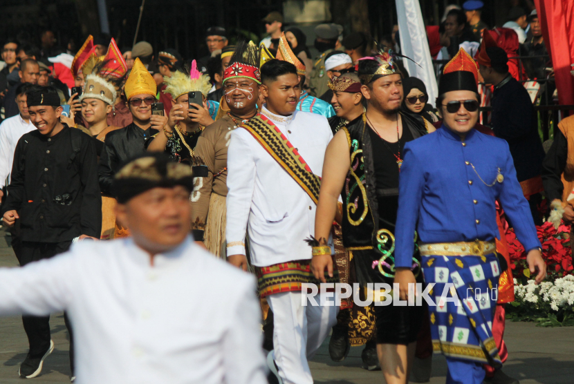 Peserta memakai busana adat saat upacara peringatan HUT ke-80 RI tingkat Provinsi Jawa Barat (Jabar), di kawasan Gasibu, Kota Bandung