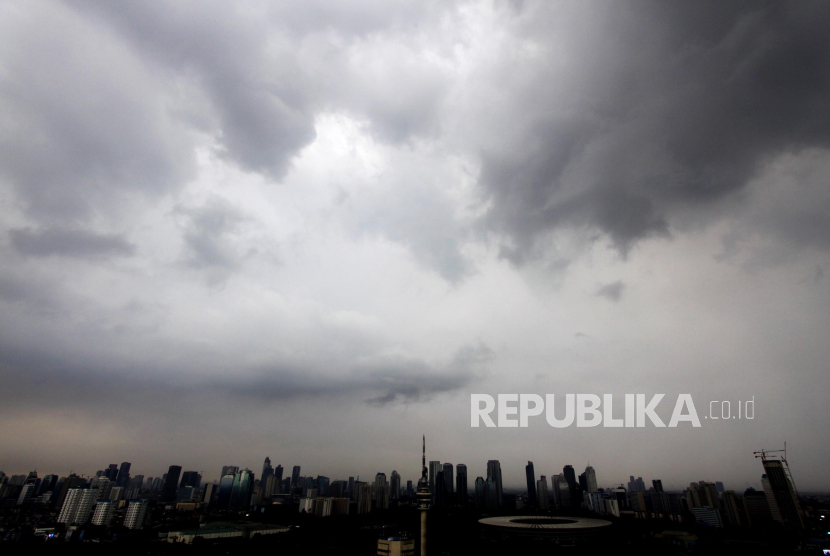 Awan gelap di DKI Jakarta (ilustrasi). Sebagian wilayaj Jakarta diprediksi akan mengalami hujan pada hari ini, Ahad (7/1/2024).