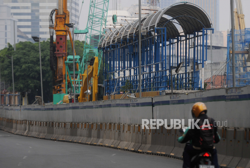 Pengendara motor melintas di dekat konstruksi Jembatan Penyeberangan Orang (JPO) yang sedang dalam tahap pembongkaran di Jalan Hayam Wuruk, Jakarta Pusat, Jumat (26/5/2023). Sebanyak empat JPO yang menghubungi Jalan Gajah Mada dan Jalan Hayam Wuruk dibongkar untuk persiapan pembangunan konstruksi MRT Jakarta CP202. JPO yang dibongkar yaitu, JPO Harmoni yang berada di depan Duta Merlin, JPO Harmoni di depan Bapeten, JPO Sawah Besar dan JPO Mangga Besar.