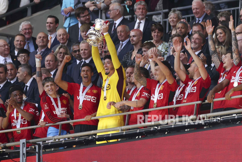 Manchester United melakukan selebrasi juara Piala FA 2024.