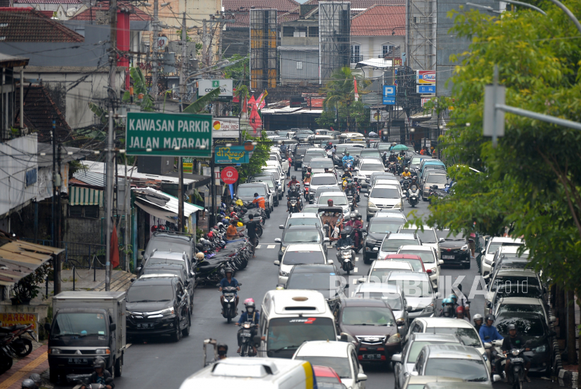 Kemacetan kendaraan di Jalan Rakyat Mataram menuju kawasan Malioboro, Yogyakarta, Ahad (25/12/2022). Kapolresta Yogyakarta, AKBP Idham Mahdi mengatakan, tidak ada penutupan akses kendaraan di kawasan Malioboro saat malam pergantian tahun baru 2023.