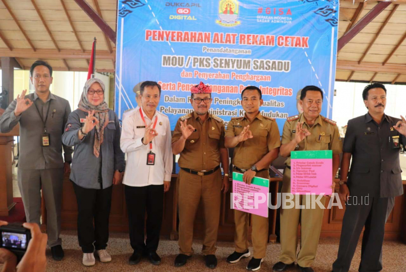 Kegiatan penandatanganan kerja sama Smart Resident System untuk menuju Satu Data Penduduk Kabupaten Cirebon (Senyum Sasadu) di Pendopo Bupati Cirebon, Jawa Barat, Selasa (30/5/2023).