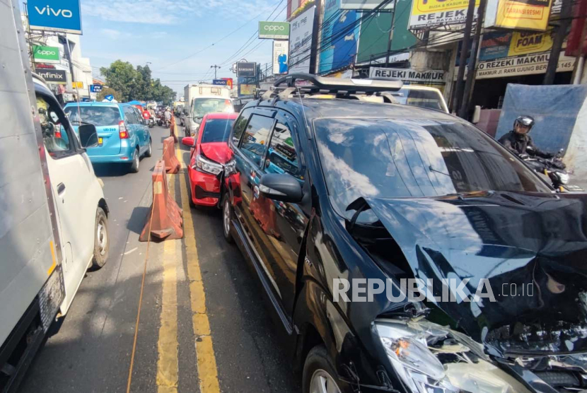 Kecelakaan lalu lintas beruntun melibatkan lima unit mobil terjadi di pertigaan Jalan AH Nasution- Jalan Rumah Sakit, Kecamatan Ujungberung, Kota Bandung, Sabtu (4/5/2024). Akibat kecelakaan tersebut, kendaraan mobil mengalami kerusakan.
