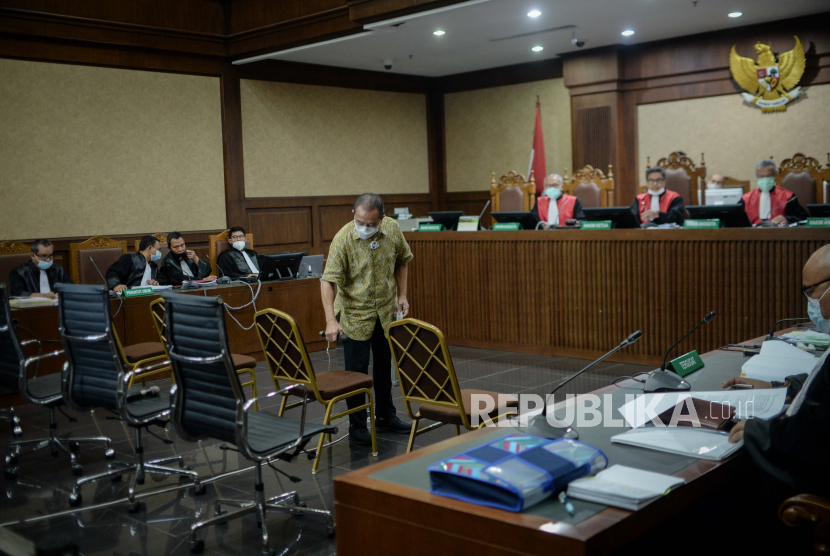 Terpidana kasus cessie Bank Bali Djoko Tjandra menjalani sidang lanjutan di Pengadilan Tipikor, Jakarta, Kamis (19/11). Sidang tersebut beragendakan pemeriksaan sejumlah saksi yang dihadirkan oleh Jaksa Penuntut Umum atas perkara suap kepada jaksa dan perwira tinggi Polri serta pemufakatan jahat. Republika/Thoudy Badai
