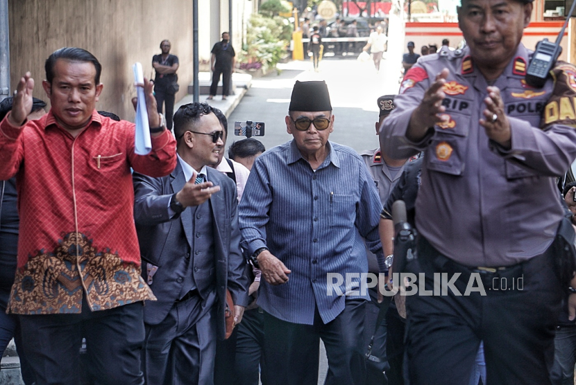 Pimpinan Pondok Pesantren Al Zaytun Panji Gumilang berjalan saat akan menjalani pemeriksaan di Bareskrim Mabes Polri, Jakarta, Selasa (1/8/2023). Panji Gumilang akhirnya ditetapkan sebagai tersangka.